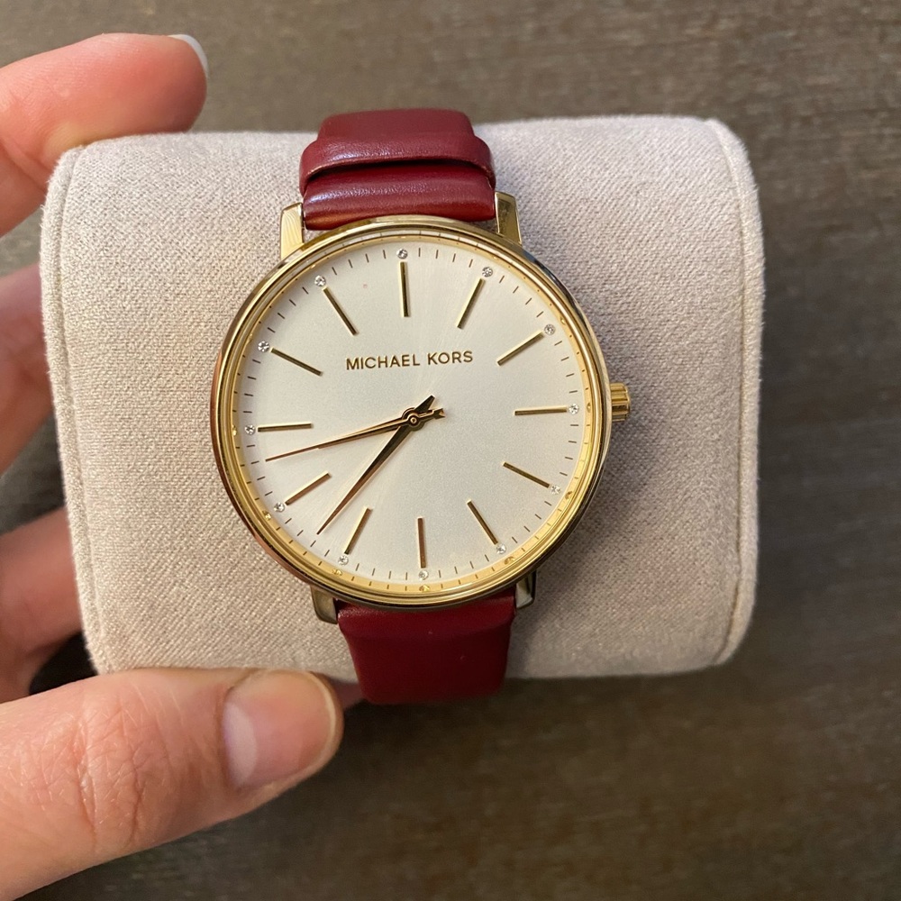 PREOWNED. Michael Kors Pyoer White Dial Merlot Ladies Watch.Battery doesn’t work
